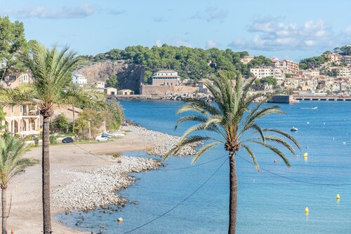 Air-conditioned Apartment "Delta 3" Directly by the Sea with Balcony and Wi-Fi