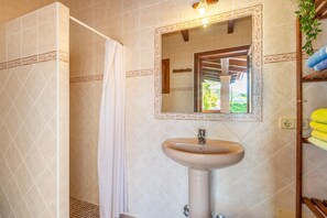 Bathtub, hair dryer, towels - Air-Conditioned Country House with Wi-Fi, Pool, Garden, Terrace & Balcony (Pedruscada)