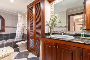 Bathtub, hair dryer, towels - Air-Conditioned Country House with Wi-Fi, Pool, Garden, Terrace & Balcony (Pedruscada)