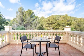 Outdoor dining - Air-Conditioned Country House with Wi-Fi, Pool, Garden, Terrace & Balcony (Pedruscada)