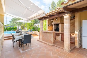 تناول الطعام بالخارج