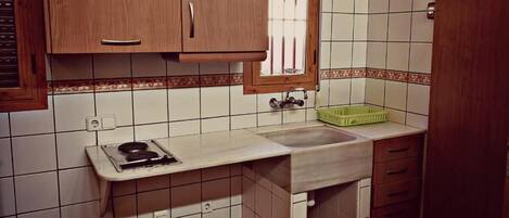 Réfrigérateur, micro-ondes, plaque de cuisson