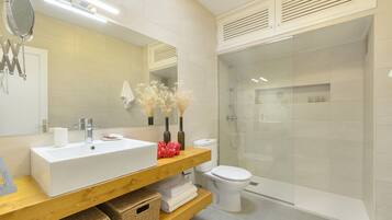 Douche, articles de toilette gratuits, sèche-cheveux