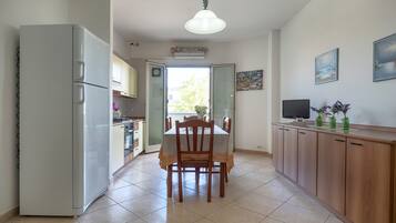 Fridge, oven, stovetop, cookware/dishes/utensils