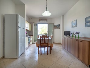Refrigerador, horno, parrilla de estufa y utensilios de cocina 