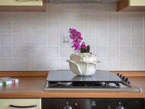 Kühlschrank, Ofen, Herdplatte, Kochgeschirr/Geschirr/Besteck