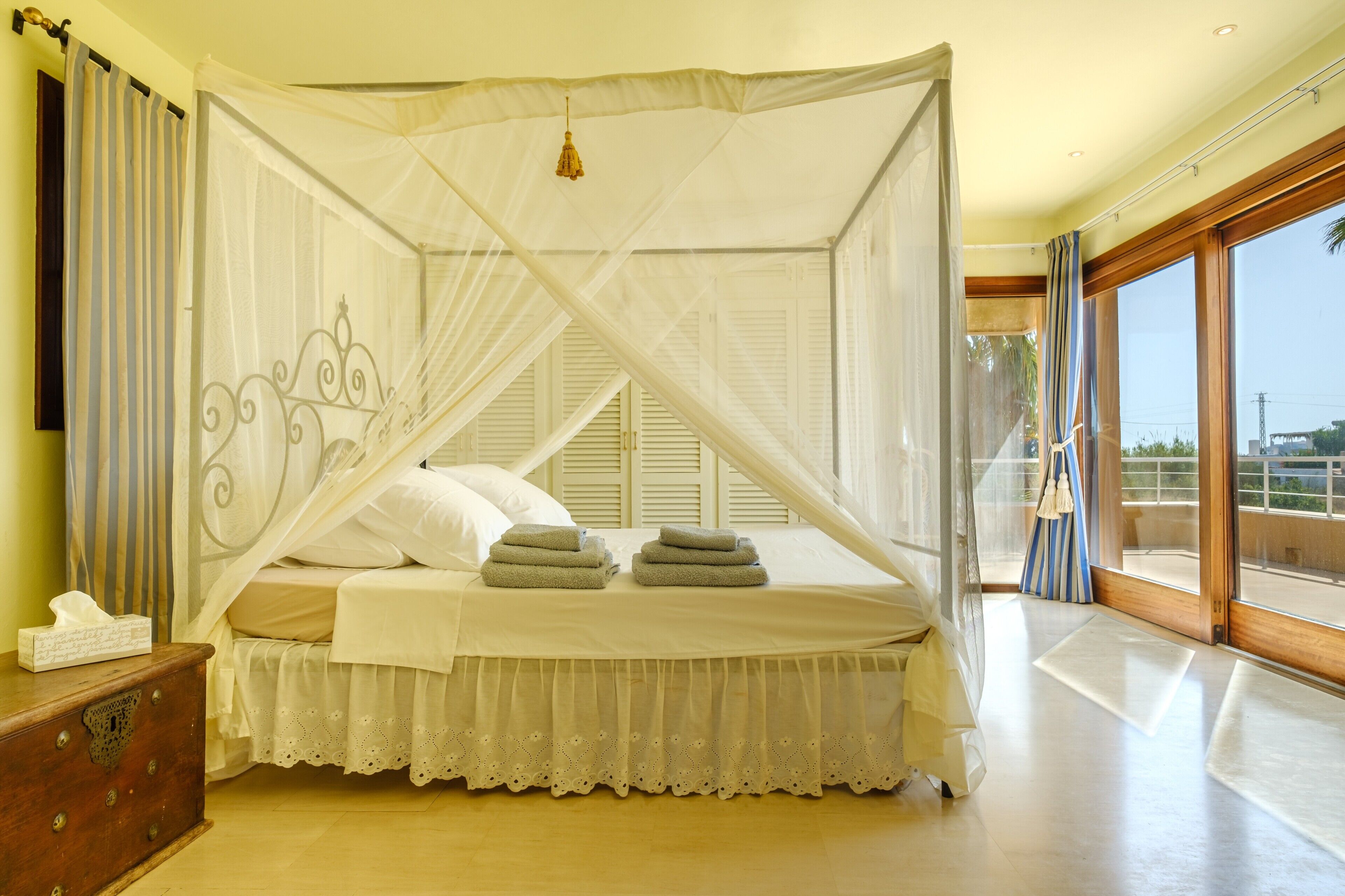 4 bedrooms, iron/ironing board, free WiFi, bed sheets