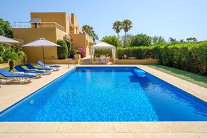 Pool - Elegant Villa with Pool, Jacuzzi, Garden, Terrace, Air-Conditioning & Wi-Fi (Sant Josep de sa Talaia)