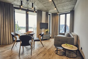 42-英寸智能电视（配备有线频道）、电视、加热地板