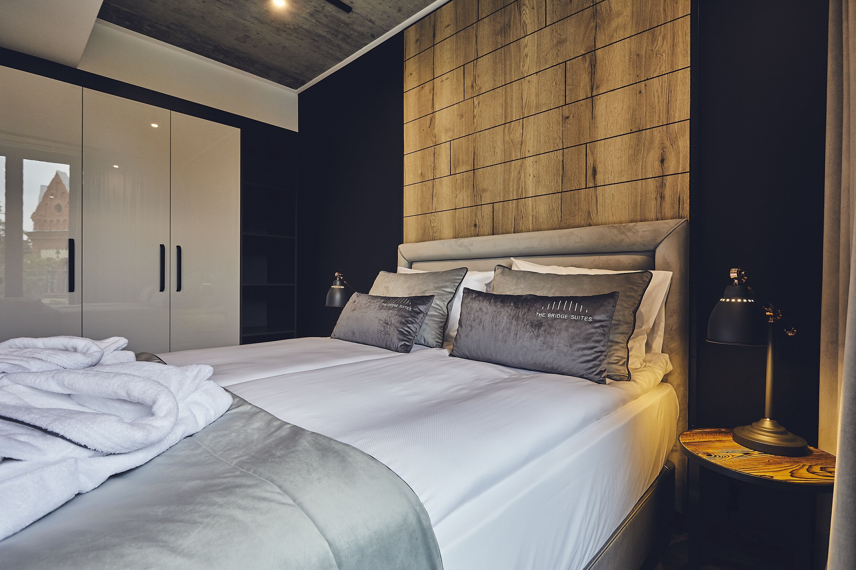 Egyptian cotton sheets, premium bedding, minibar, desk