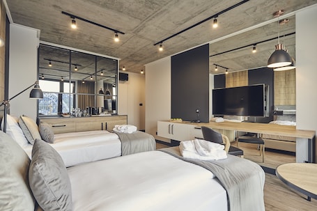 Egyptian cotton sheets, premium bedding, minibar, desk. The Bridge Suites Hotel