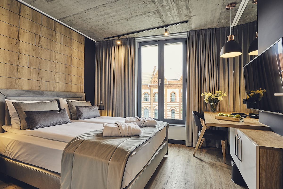 Egyptian cotton sheets, premium bedding, minibar, desk