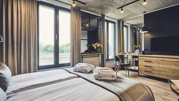 Superior Room, 1 King Bed, City View | Egyptian cotton sheets, premium bedding, minibar, desk