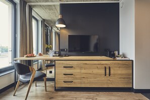 高级房, 1 张特大床, 河景 | 埃及棉床单、高档床上用品、迷你吧、办公桌