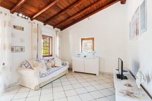 TV - Cottage near the beach with garden and terrace (arzachena)