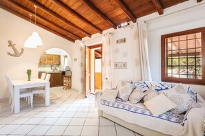 TV - Cottage near the beach with garden and terrace (arzachena)