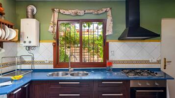 Frigorífico, microondas, horno y placa de cocina