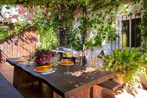 Outdoor dining - Holiday Home "Casa Balcón" for Families Near the Beach with Pool, Terrace & Wi-Fi (Barbate)