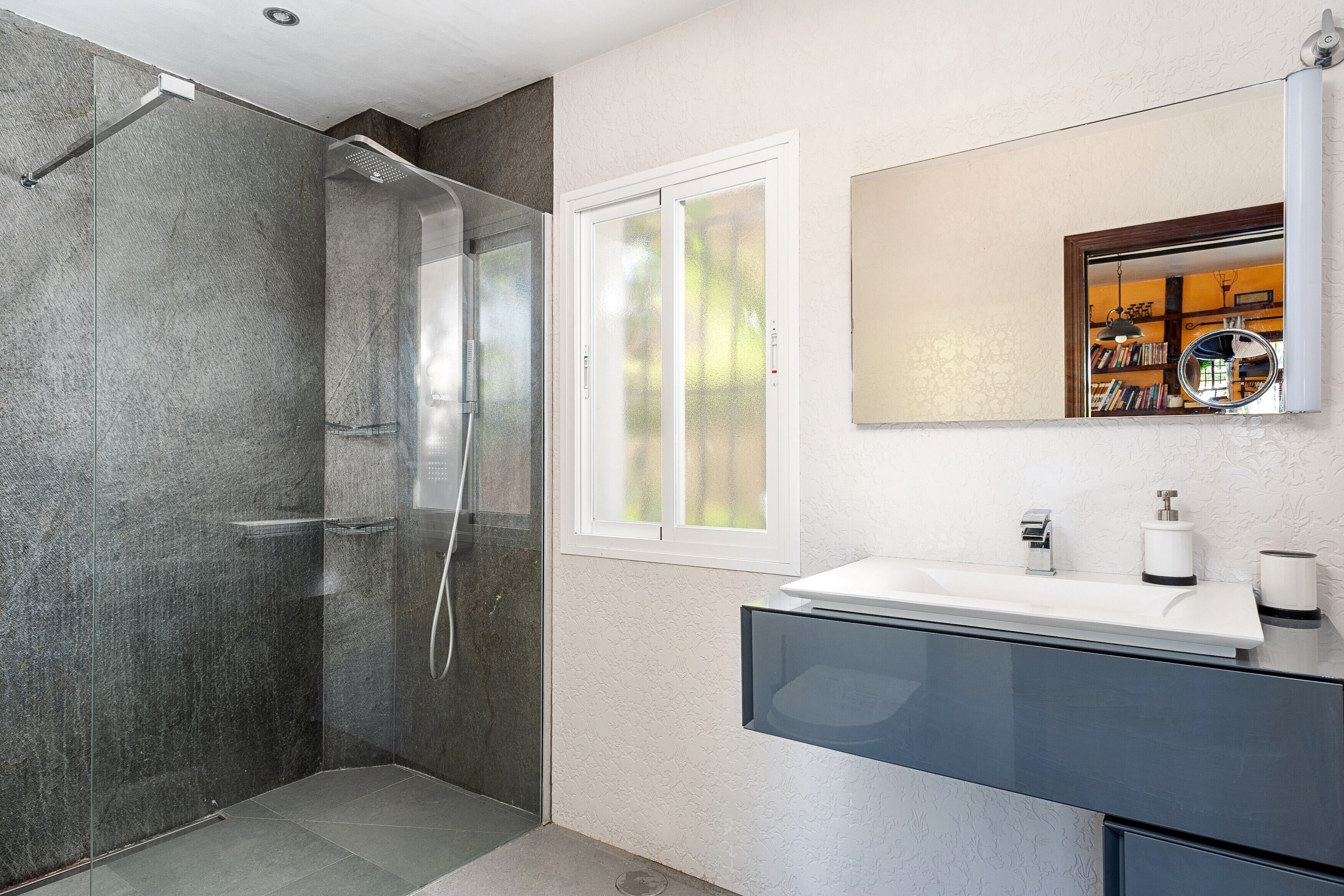 Badewanne, Haartrockner, Handtücher