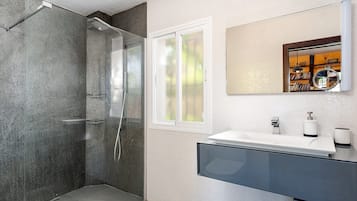 Badewanne, Haartrockner, Handtücher
