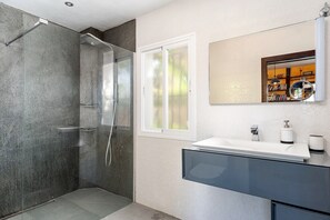 Bathtub, hair dryer, towels - Holiday Home "Casa Balcón" for Families Near the Beach with Pool, Terrace & Wi-Fi (Barbate)