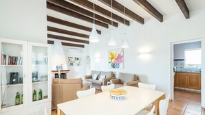 Een modern interieur met een eethoek, keuken en woonruimte.