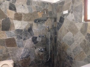 Family House | Bathroom | Shower, slippers, towels - Hamadhi Guest (Hildummulla)