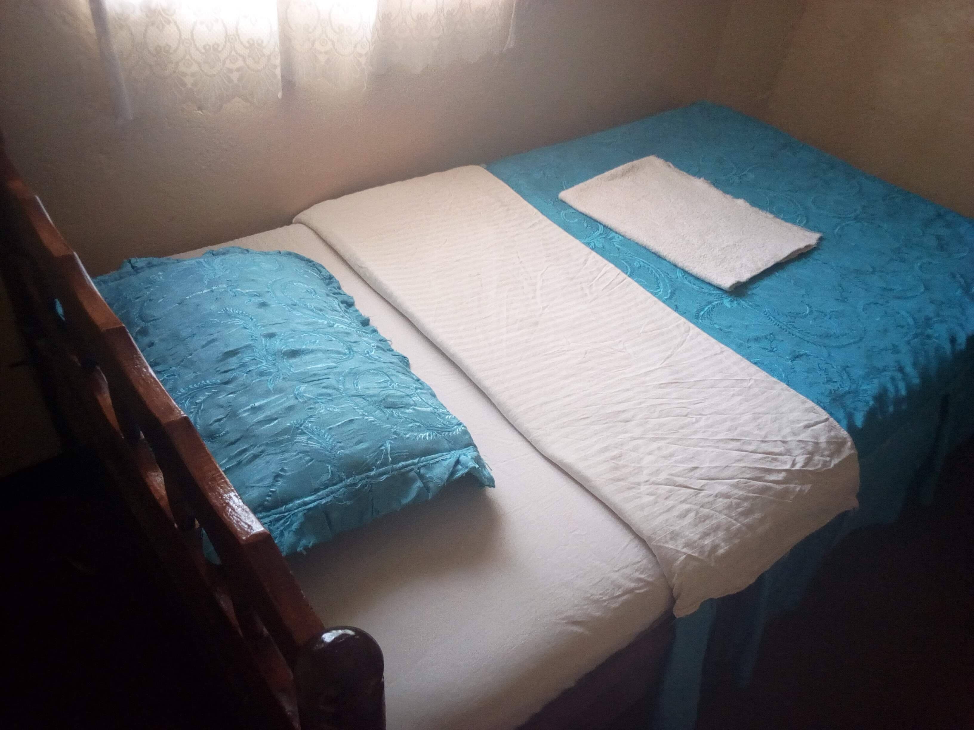 Single Room | Desk, bed sheets