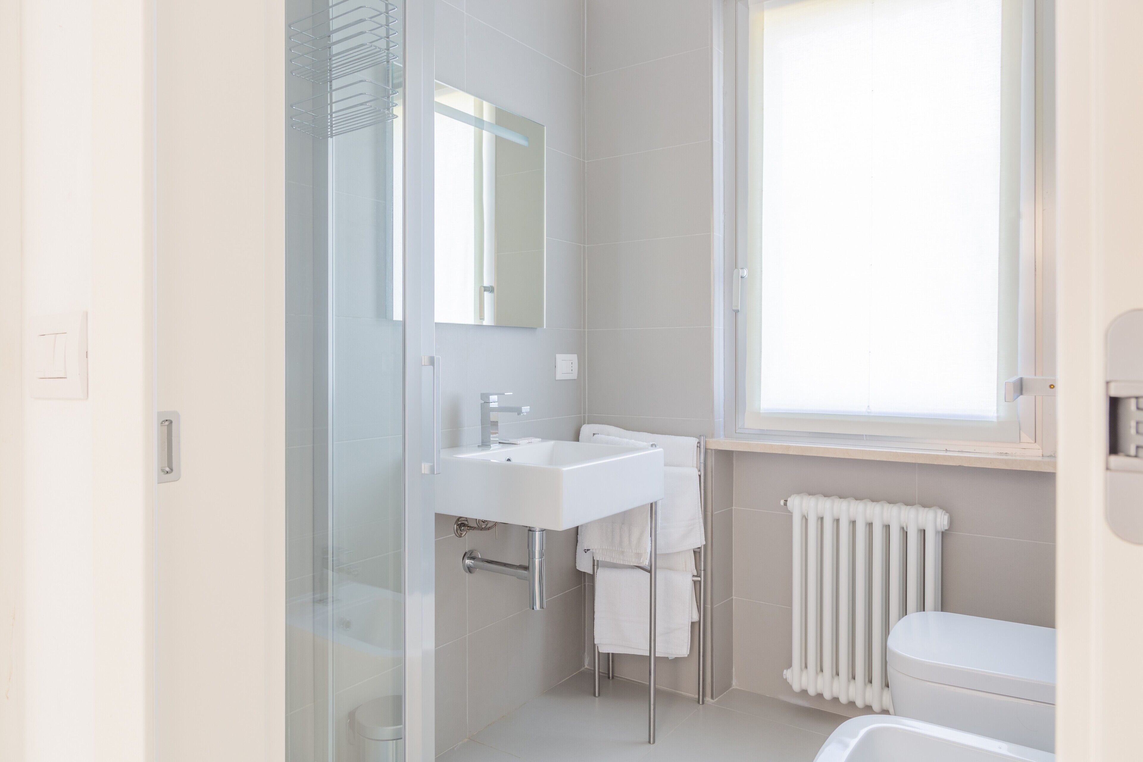 Een douche, een haardroger, handdoeken