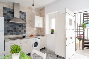 Frigorifero, piano cottura, macchina per tè/caffè, tostapane