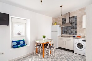 Kühlschrank, Herdplatte, Wasserkocher mit Kaffee-/Teezubehör, Toaster