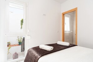 1 camera, ferro/asse da stiro, lenzuola