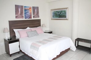 Habitación doble, vista a la alberca (Lesedi) | Decoración personalizada, escritorio y cortinas blackout 
