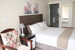 Standard Double Room, Garden View (Mobu) | Individually decorated, desk, blackout drapes, iron/ironing board - Kayamina Guesthouse (Randburg)