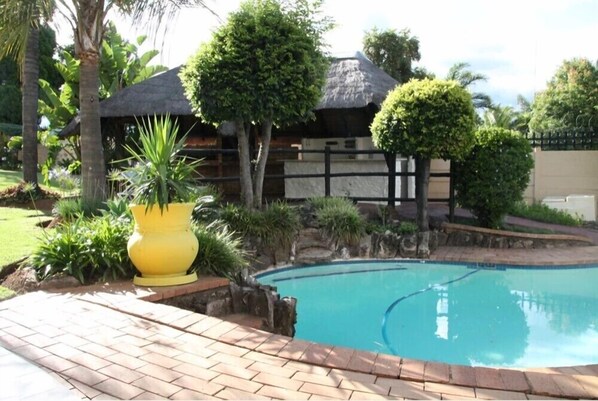 Outdoor pool, sun loungers - Kayamina Guesthouse (Randburg)