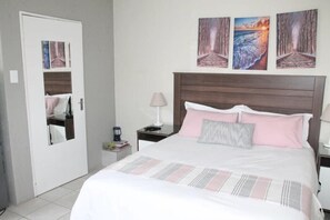 Tweepersoonskamer, uitzicht op zwembad (Lesedi) | Individueel gedecoreerd, een bureau, verduisterende gordijnen