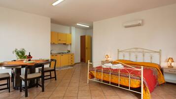 1 bedroom, bed sheets