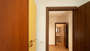 A hallway leading to a bathroom with a sink and a mirror. - Historical charm in Racale (Racale)