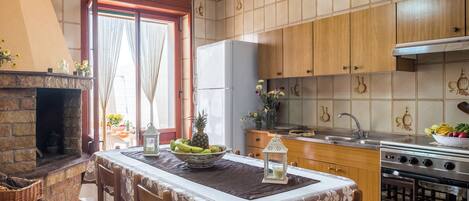 Kühlschrank, Ofen, Herdplatte, Kochgeschirr/Geschirr/Besteck