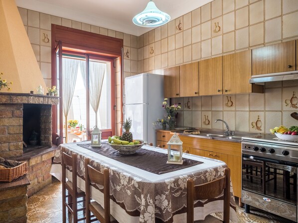 Kühlschrank, Ofen, Herdplatte, Kochgeschirr/Geschirr/Besteck