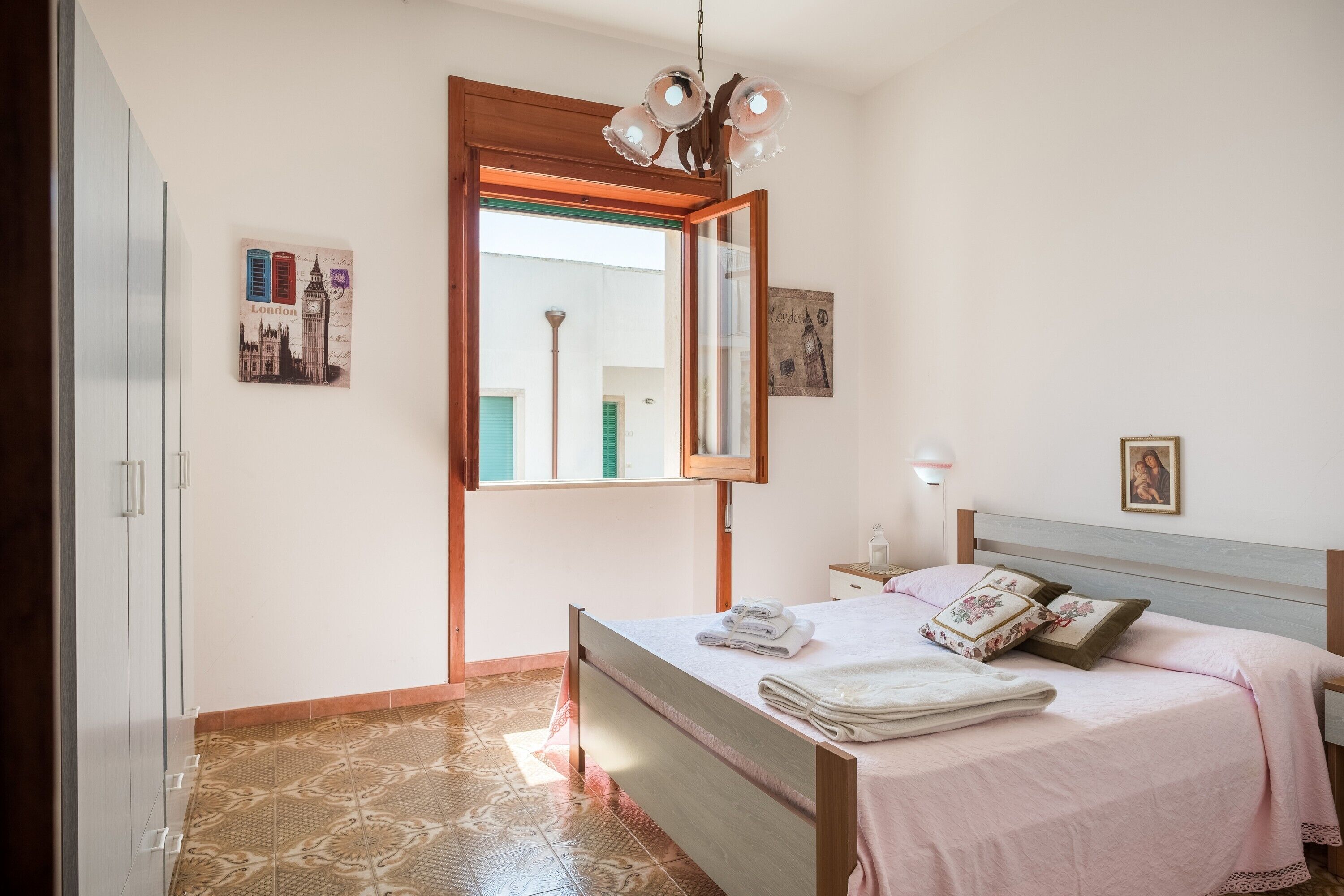 3 chambres, fer et planche à repasser