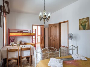 3 chambres, fer et planche Ă repasser, draps fournis