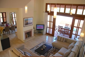 Villa, 3 Schlafzimmer | Wohnbereich | Fernseher