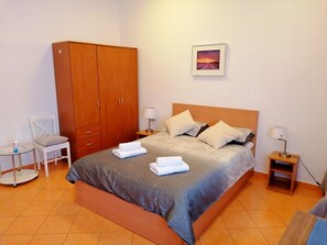 1 quarto, acesso à internet, roupa de cama