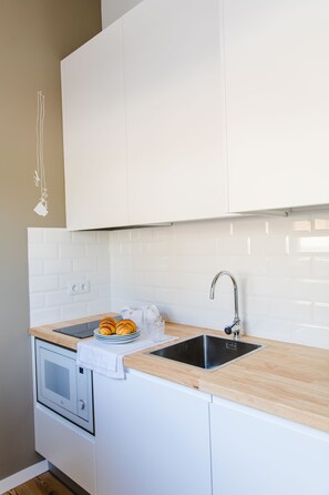 Fridge, microwave, stovetop, coffee/tea maker