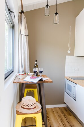 Réfrigérateur, four à micro-ondes, surface de cuisson, cafetière-théière
