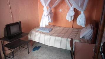 Single Room | Desk, blackout curtains, free WiFi, bed sheets