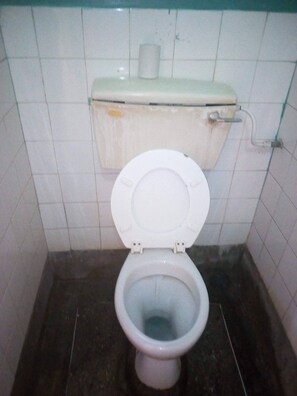 Deluxe Room | Bathroom | Shower, rainfall showerhead, slippers, towels