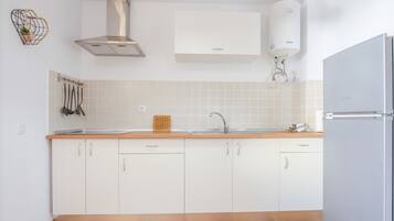 Kühlschrank, Mikrowelle, Herdplatte, Wasserkocher mit Kaffee-/Teezubehör