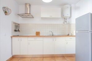 Kylskåp, mikrovågsugn, spishäll och kaffe- och tebryggare